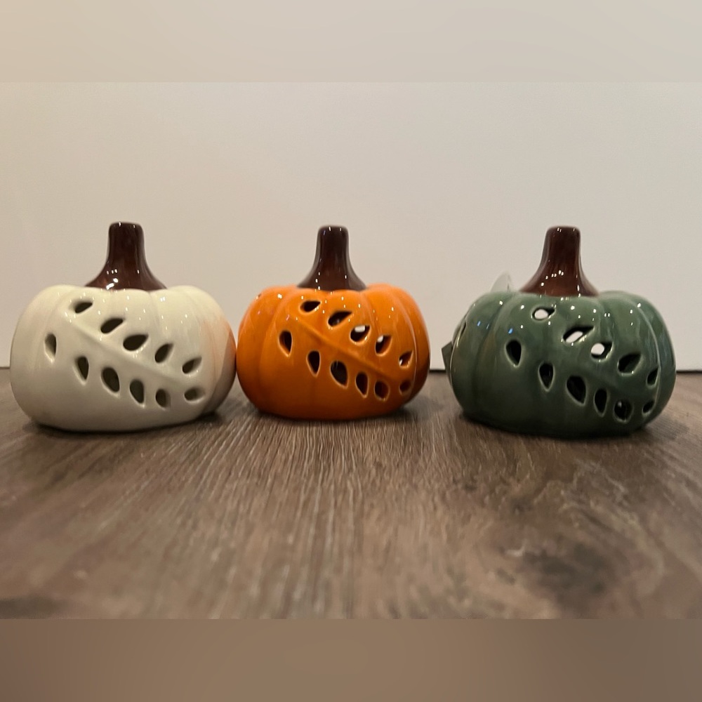🍁🍁LED Carved Ceramic Pumpkins- Set of 3 NWT🍁🍁 - Picture 3 of 4